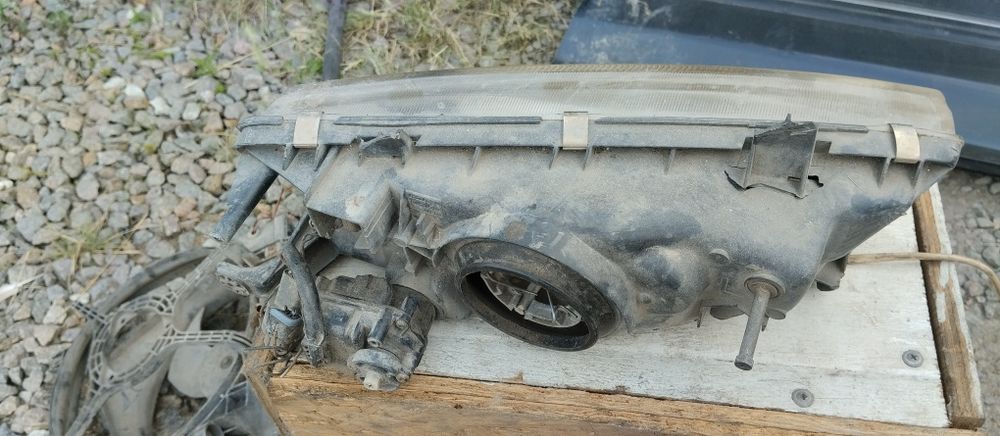 Продам фары левая на субару легаси 1996л