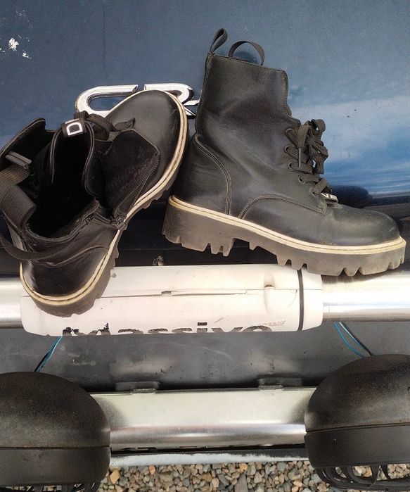 Продается детская обувь.