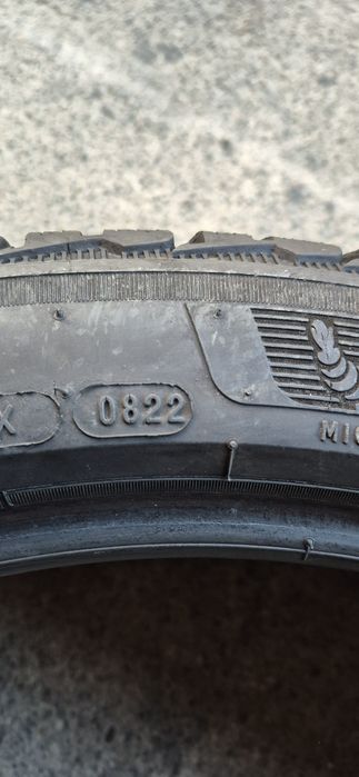 4 anvelope iarna ca si noi Michelin 255/40/21.Pretul este pe bucata.