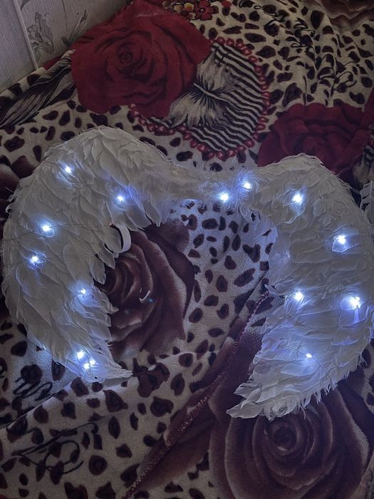 Крылья ангела с герляндой