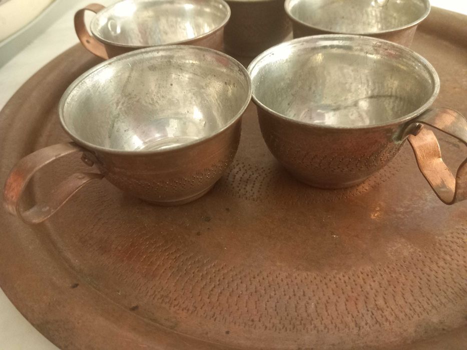 Медни чаши с меден поднос