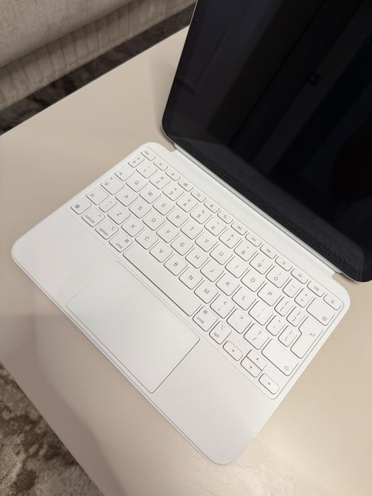 Vând iPad 11” A16 (2025) 128GB Silver + Magic Keyboard Folio ca NOU | Factură & Garanție