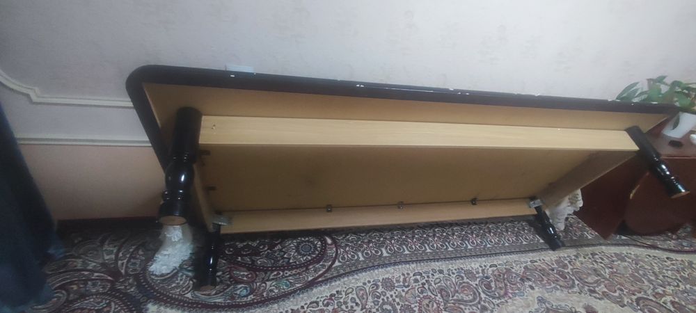 Xontaxta sotiladi stol qilish uchun 4 ta oyoqlar ham bor