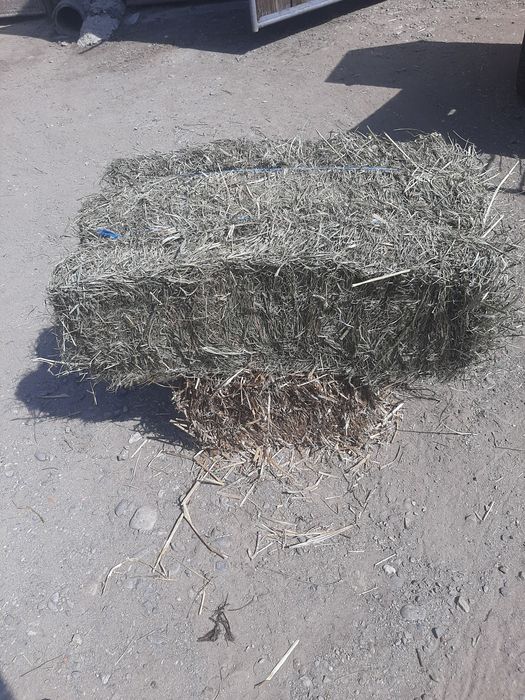 Vand baloti de fân.