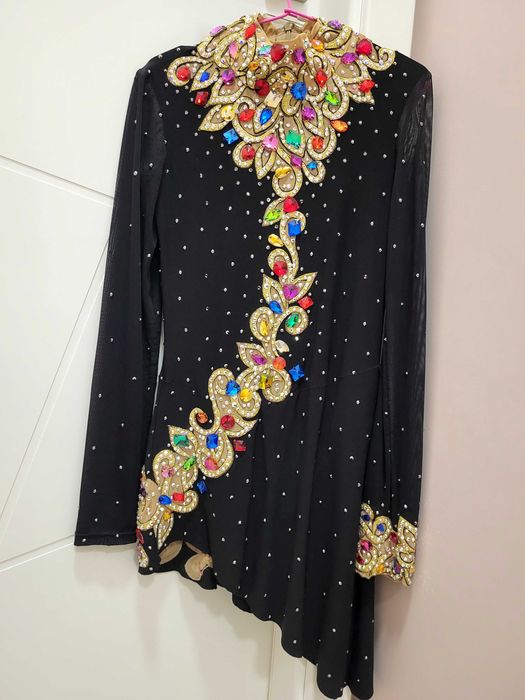 Състезателна рокля за фигурно пързаляне