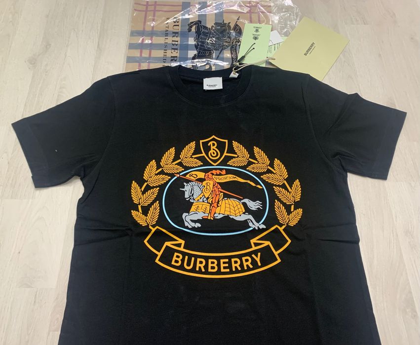 Нови мъжки тениски с етикети Burberry London