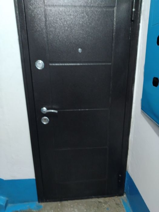 Продам входную дверь плюс деревянная дверь в подарок