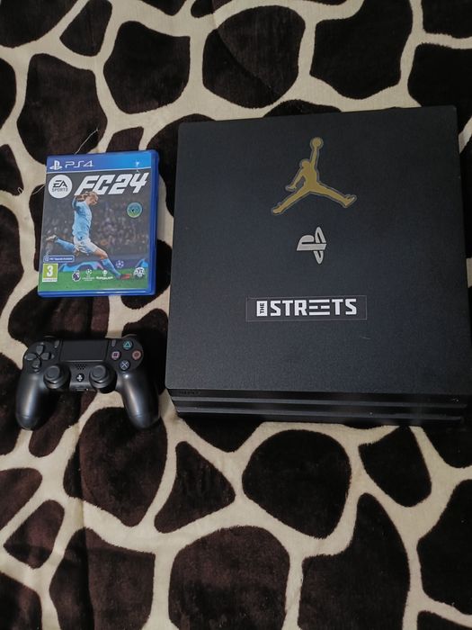PS 4 pro cu fifa 24 și o consolă