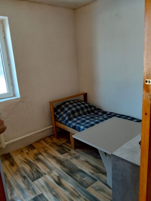 Сдам кровать в комнате