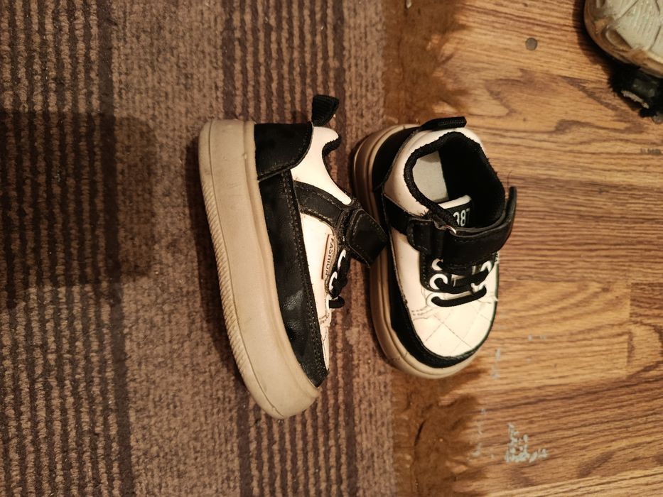 Крассовки,обувь детская продам