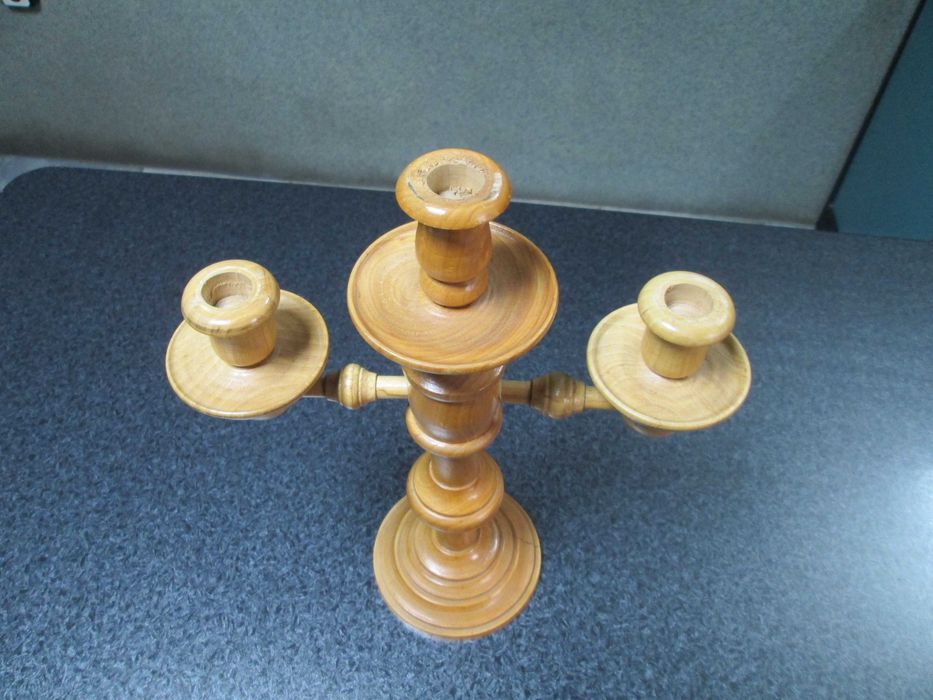 Продавам старинен дървен СВЕЩНИК-изключително рядък