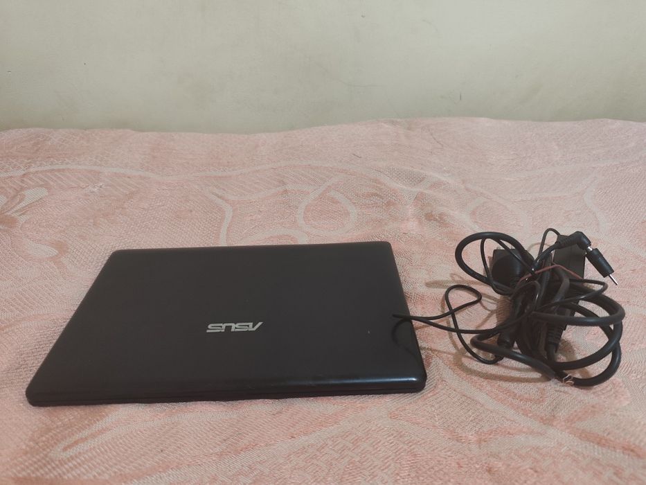 Asus Netbuk, ishlashi yaxshi, DDR3 2 gigabayt azu, 250 gigabayt xotira