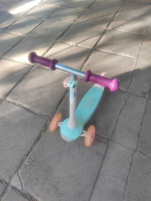 Детска тротинетка със светещи колела