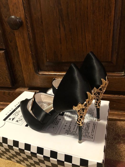 Pantofi cu toc eleganti marimea 39 cu detalii aurii