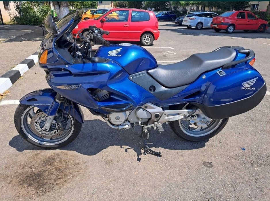Motocicleta Honda Deauville 650