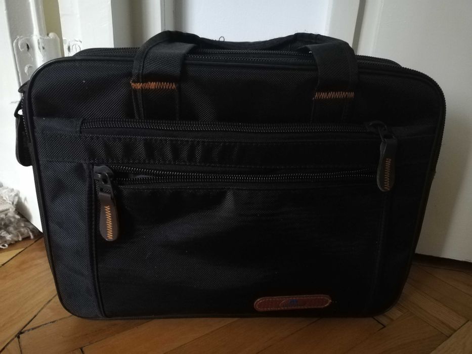 geanta laptop, culoare neagră, produs nou, cu mai multe buzunare