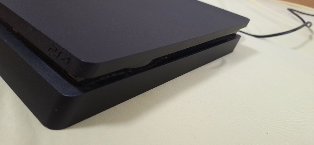 Vând ps4+2 controlere+stație de încărcare pt controlere+10 jocuri