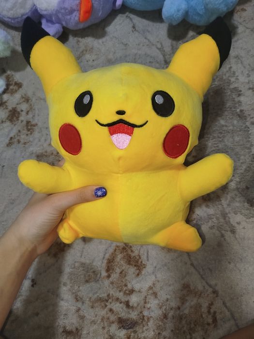 Мягкая плюшевая игрушка в виде Пикачу.