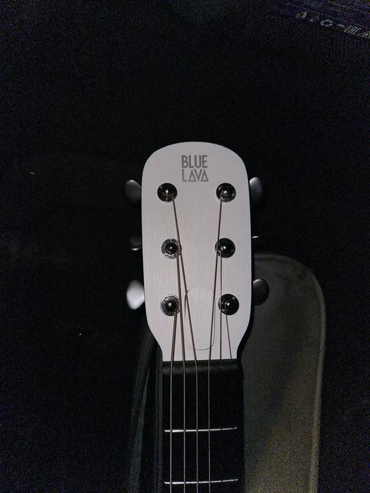 Новая гитара  срочно нужны деньги