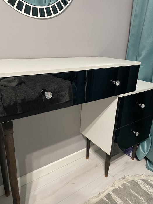 Туалетный столик с зеркалом