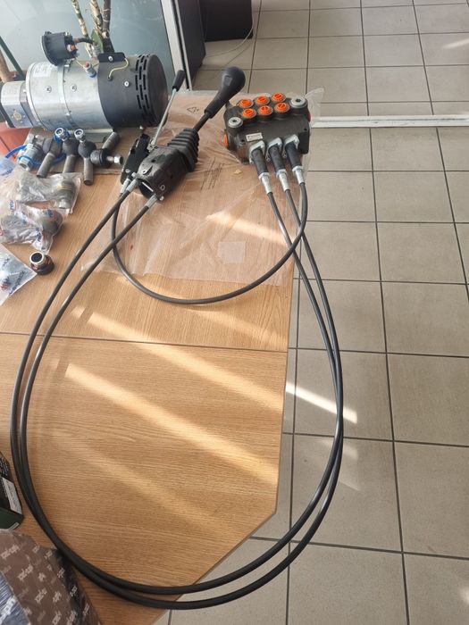Distribuitor hidraulic cu joystick/cabluri/maneta comanda suplimentara