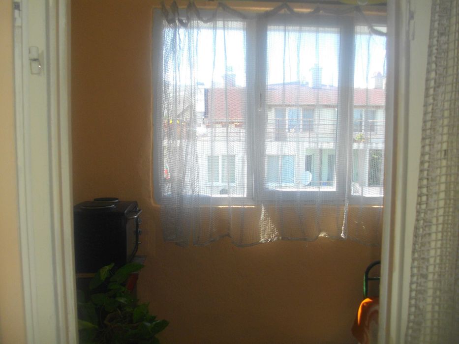 Евтина квартира 200 € обзаведени 2 стаи от апартамент до Болницата на ученички студентки с хазаи