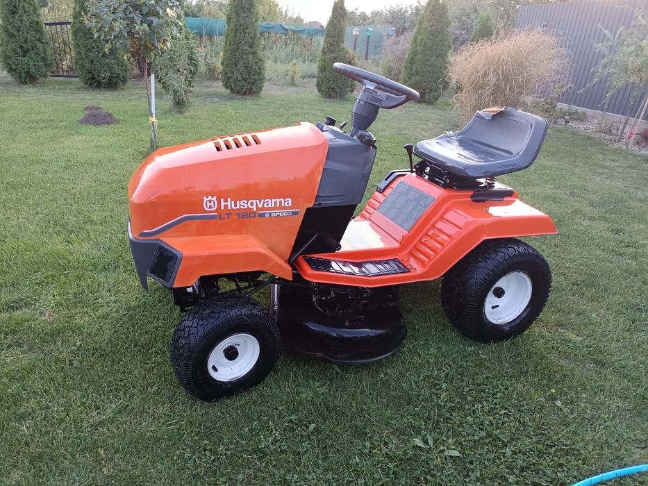 Tractoras tuns iarba