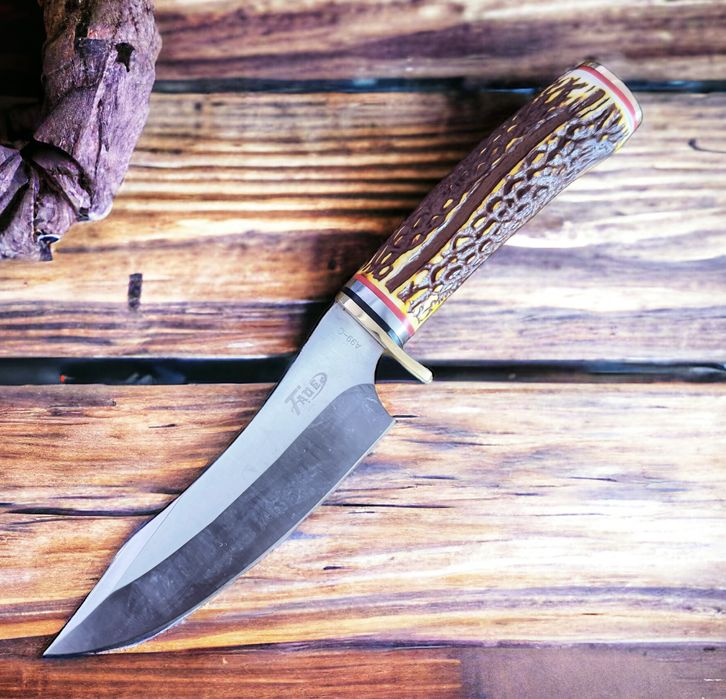 Ловен нож с рогова дръжка+кания за носене на колан мега здрав и остър