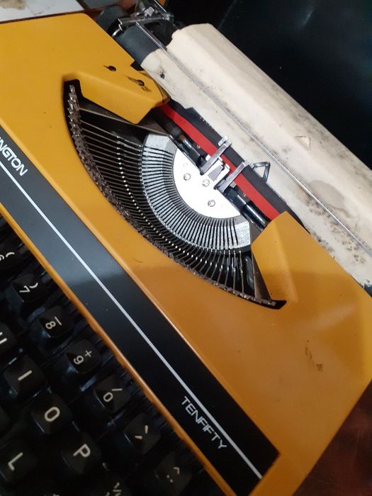 De vânzare mașină de scris veche