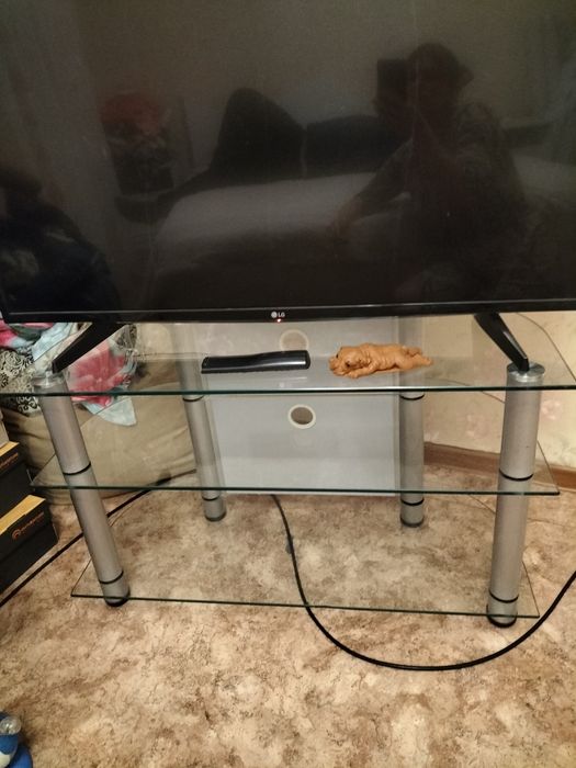 Столик стеклянный под телевизор