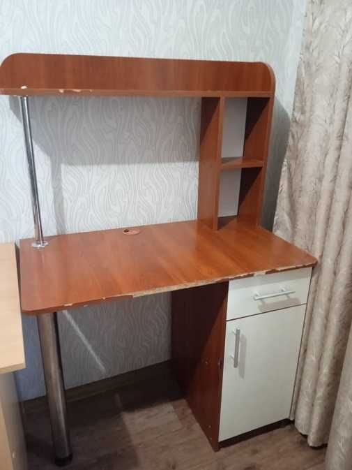 Продам очень удобный  компьтерный столик