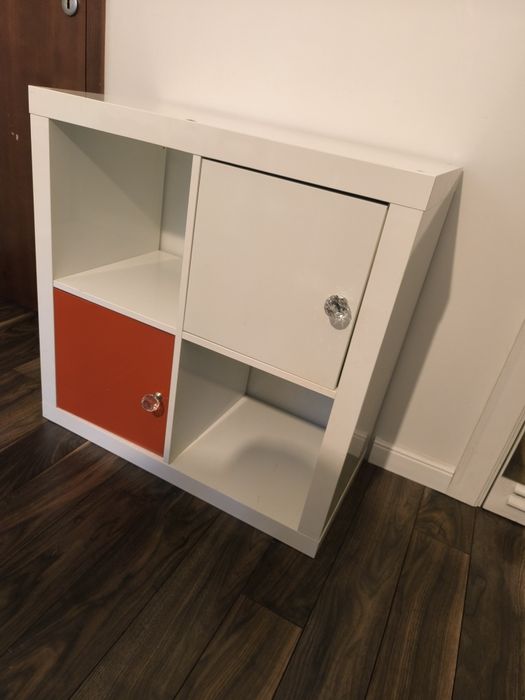 Шкаф IKEA KALLAX 2×2 с вратички – много добро състояние