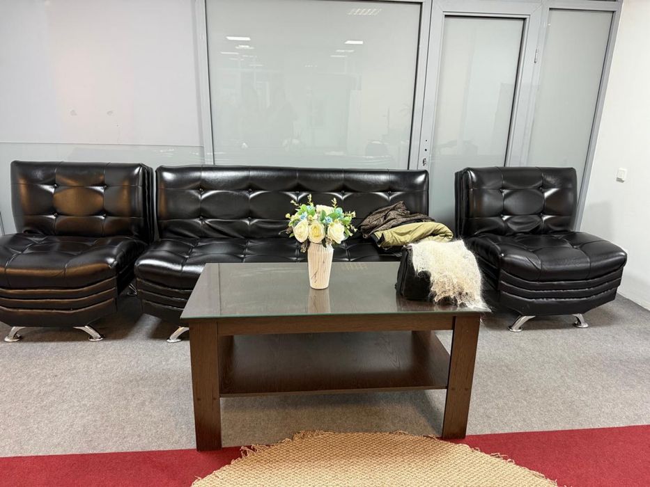 Кожаный диван с креслой