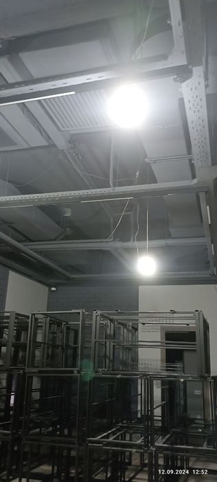 Выполняем работы по покраске стен, потолков.