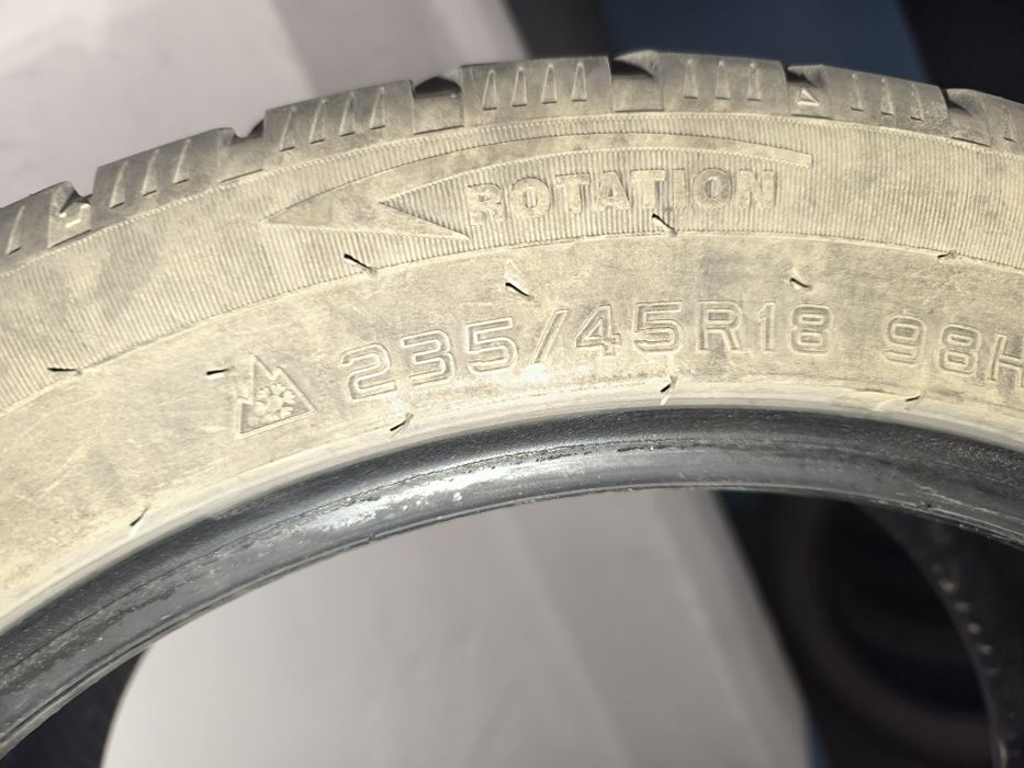 Продам зимние шины 235/45/18