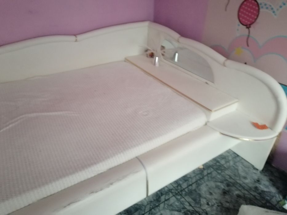 Бяла кожена приста