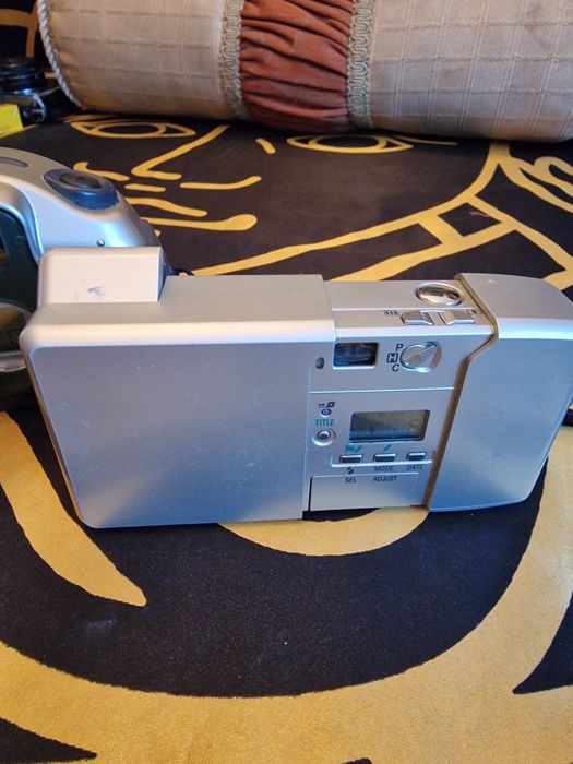 Doua aparate foto de colecție Nikon si Canon.