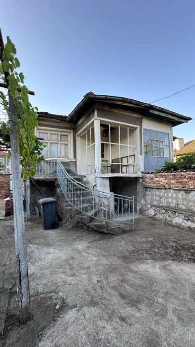 Къща с дворно място