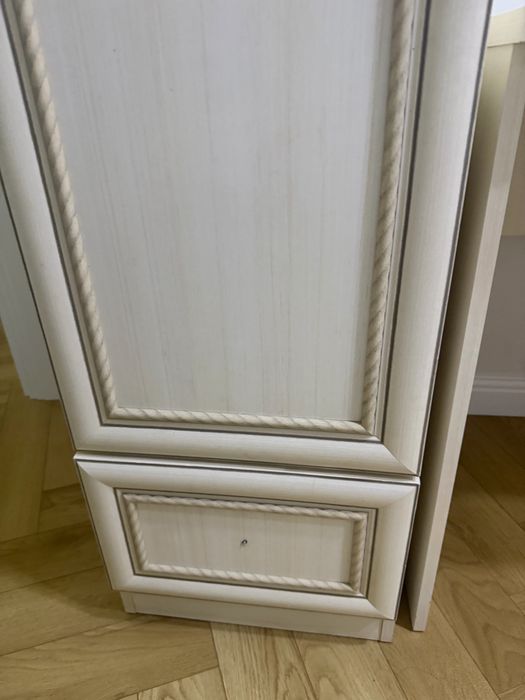 Стол со шкафами и полками