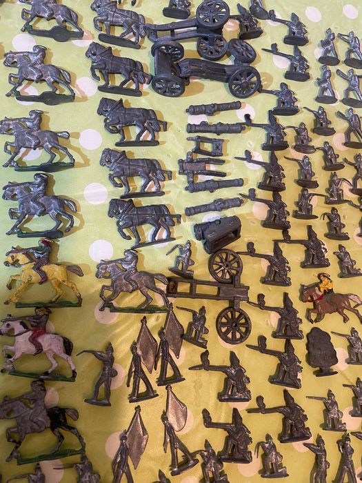 Circa 100 soldăței de plumb + soldați romanesti