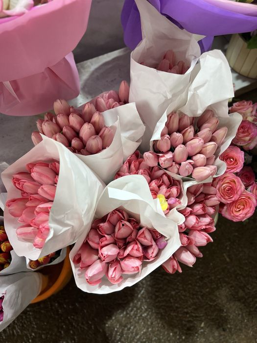 Lola tyulpan buket gullar tabiy