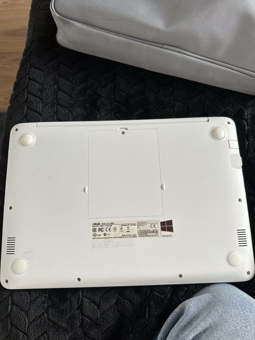 Продавам Лаптоп Asus и принадлежностите ѝ