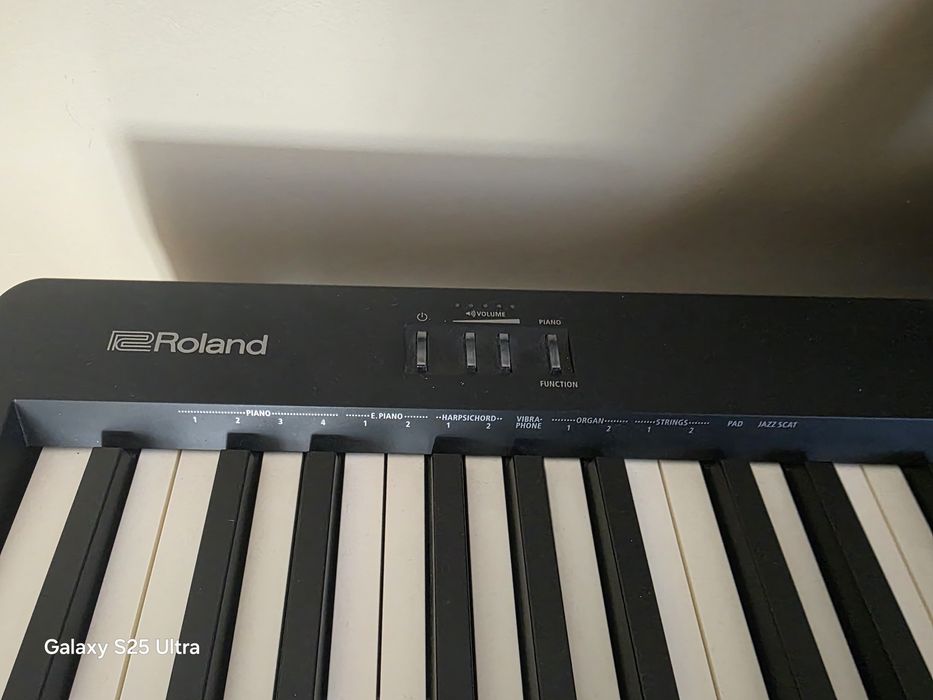 Vând pian electronic in stare exceptionala