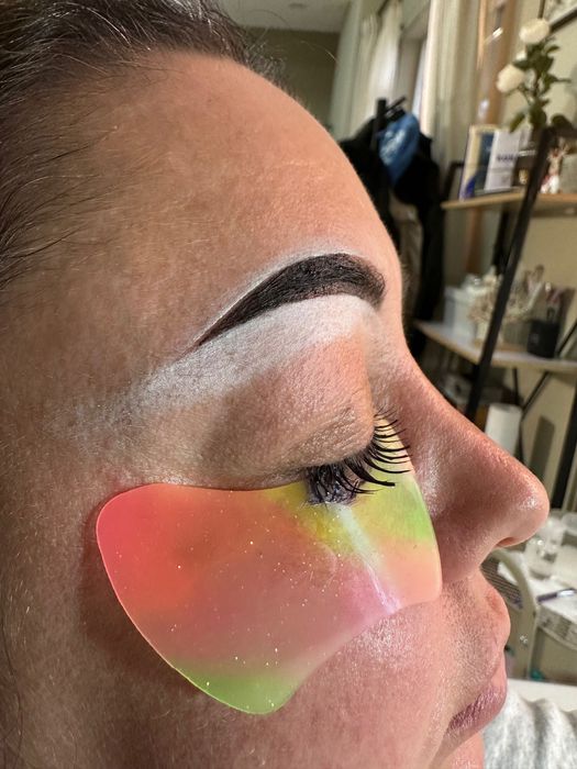 Правя красиви вежди и мигли