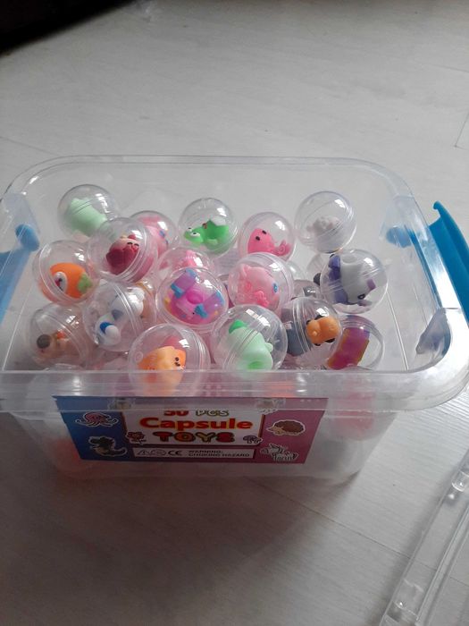 Малки играчки в капсули