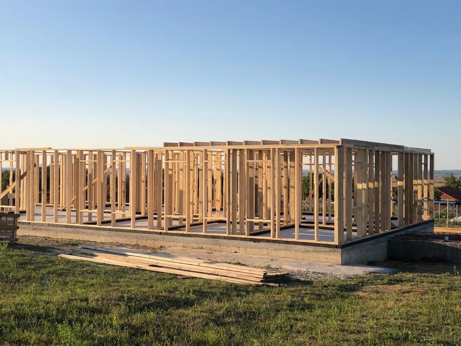 Execut case pe structura de lemn