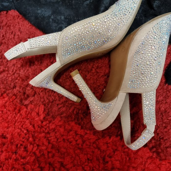 Pantofi eleganți cu pietricele
