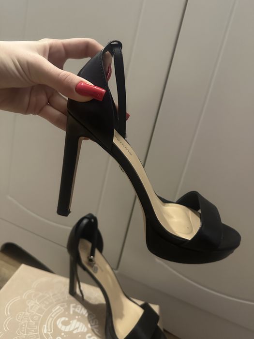 черни сандали на ток