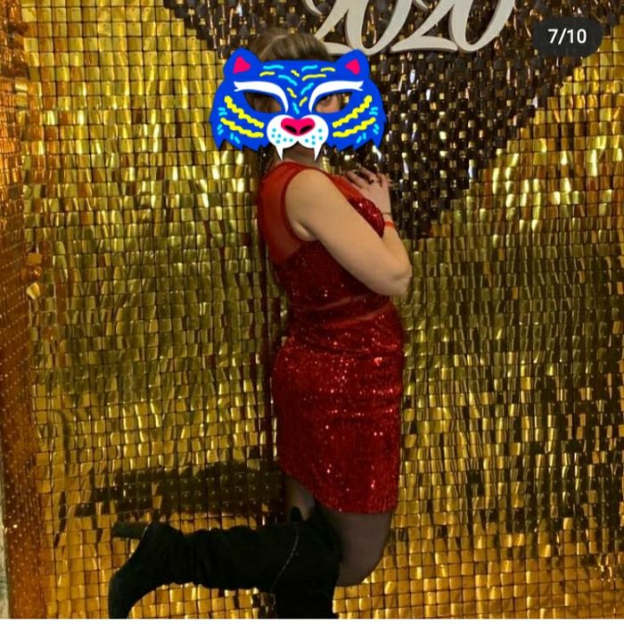 платье красное в паетках