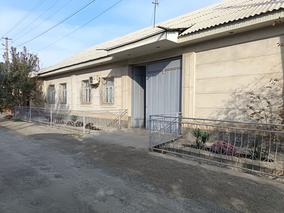 Hovli uy sotiladi tayyor